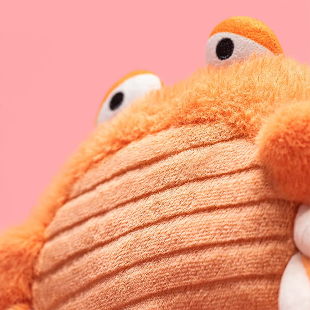 Soft and huggable Pinchsnap Crab SS26, a dedicated companion for naps and cozy moments.