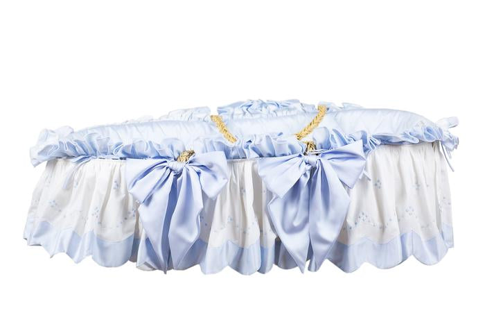The Proper Peony Moses Basket in blue and white features a scalloped border, bow details, and 100% cotton bedding, making it the perfect baby moses basket for your little one. This beautiful and practical design showcases The Proper Peony's signature style.
