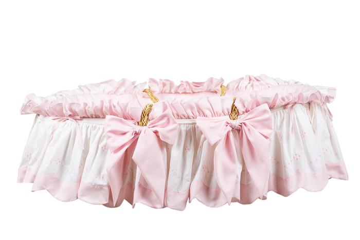 The Proper Peony Moses Basket in pink and white features a scalloped border and elegant bow details. This stylish baby moses basket combines 100% cotton bedding with a natural seagrass base, perfect for your little one. Ideal for nurseries, it showcases the craftsmanship of The Proper Peony, making it a delightful addition to any baby collection.
